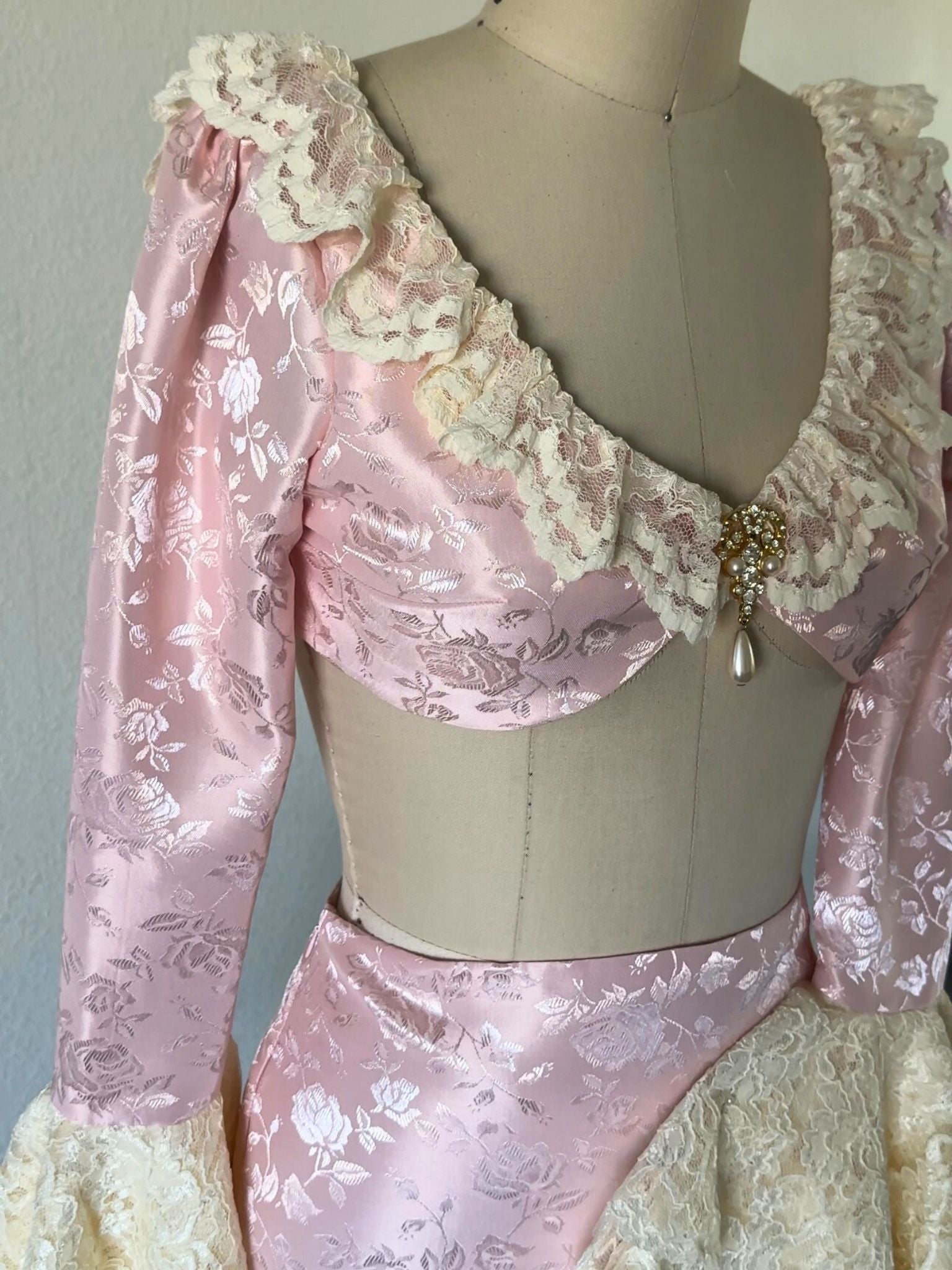 [TOP ONLY] Countess Coquette Pink Floral Jacquard Top With Pearl Drop Pendant (No Restocks)
